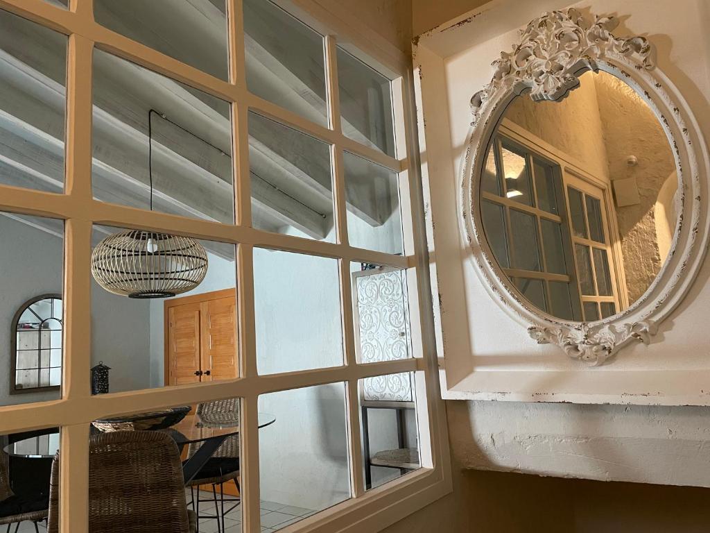 ventanal junto a espejo