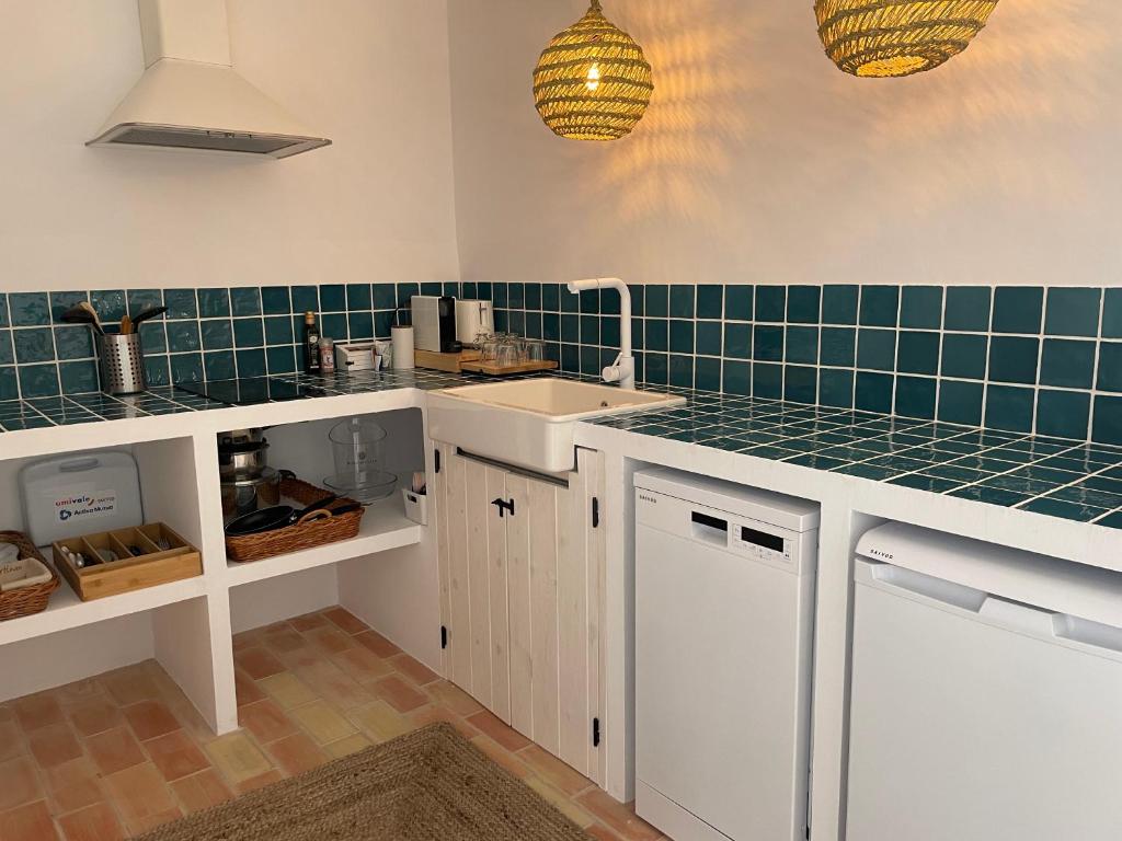 cocina con baldosas azules