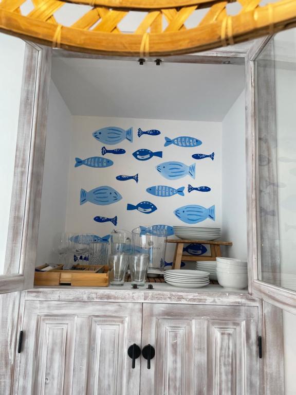 alacena blanca y de madera