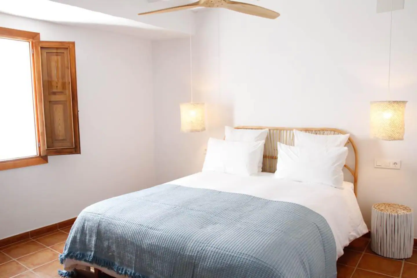 cama blanca con faldón azul