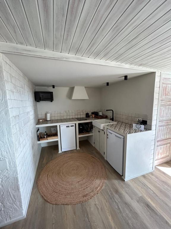 cocina blanca y madera