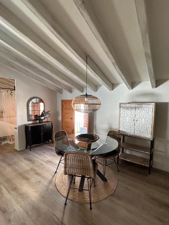 salon con lampara y sillas de mimbre