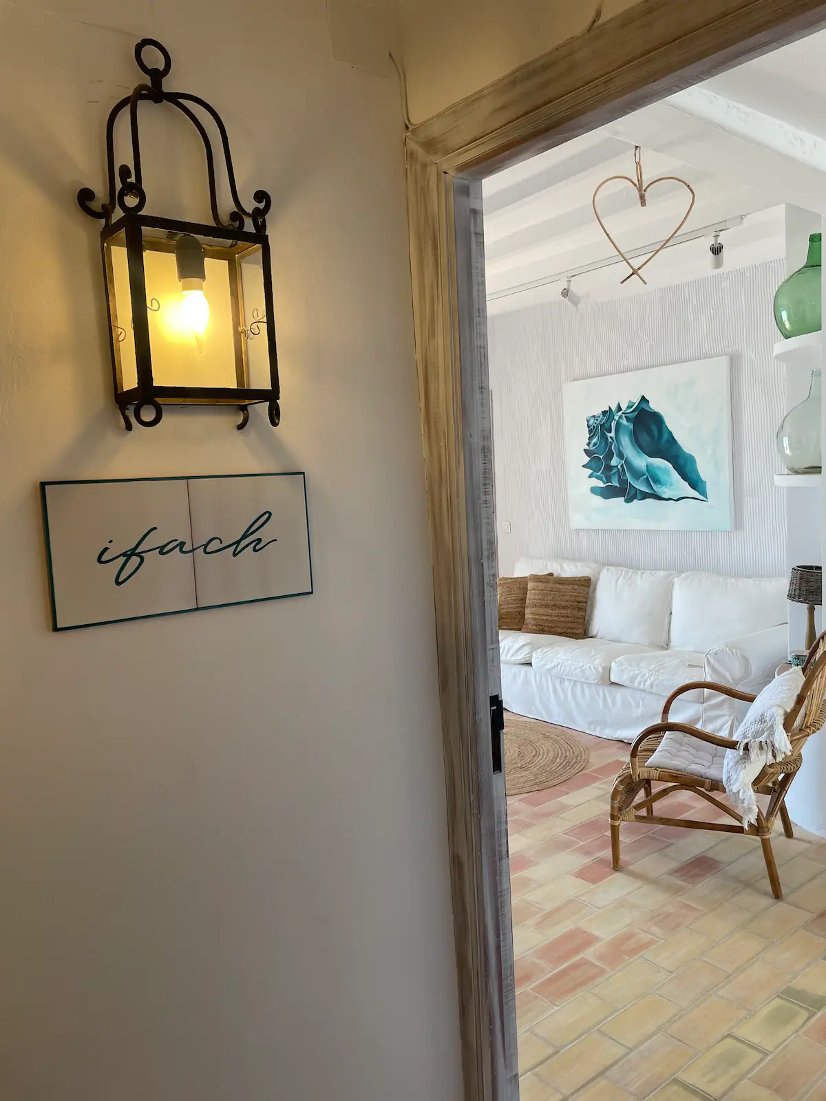 entrada con cartel "ifatch" y vista del salon