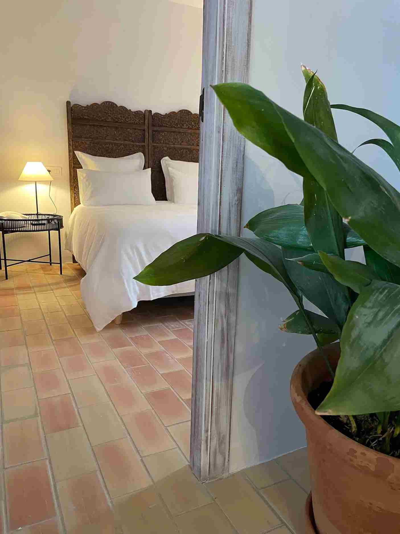 puerta abierta a dormitorio con planta