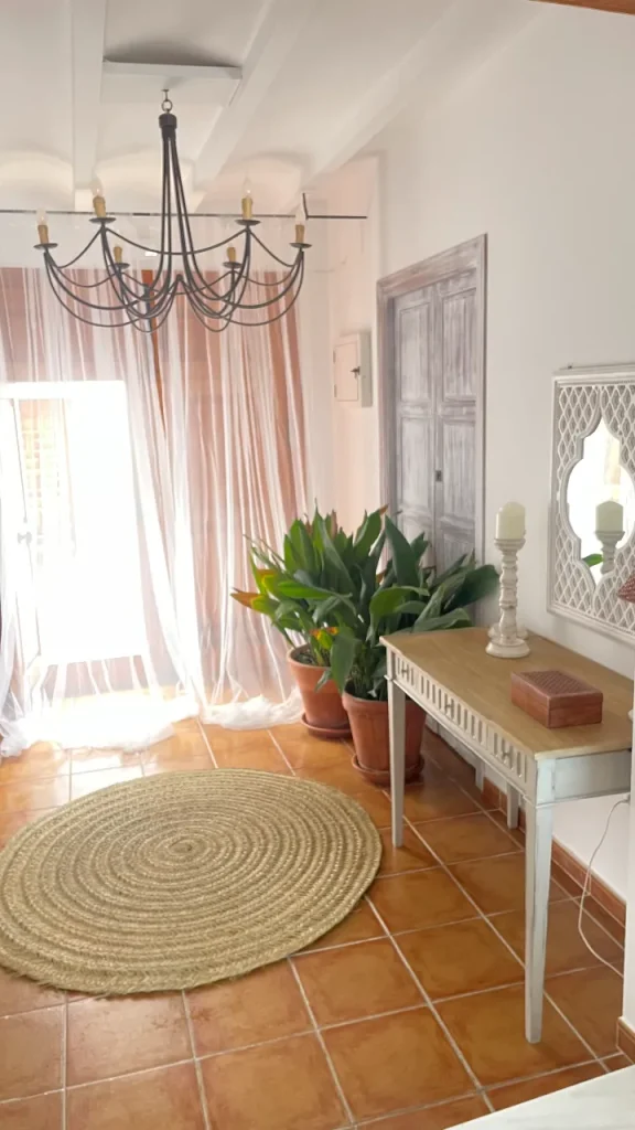 recibidor con cortinas, cómoda