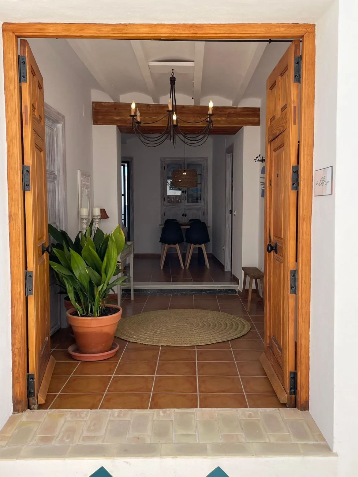 portón de madera dando a recibidor con planta