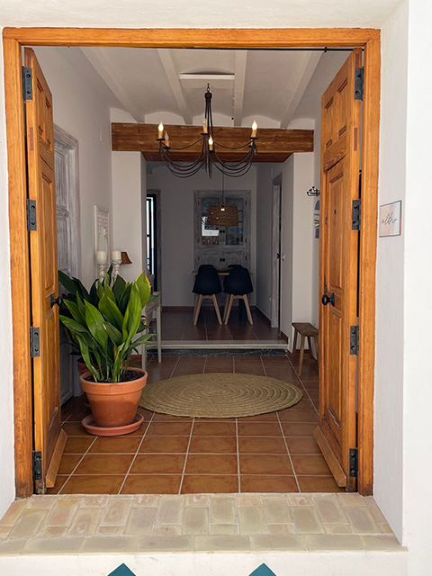 portón de madera dando a recibidor con planta