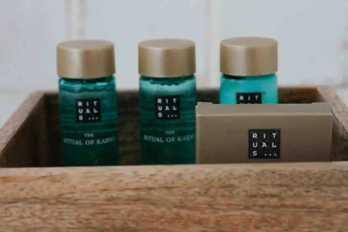 productos de cuidado personal en bandeja de madera