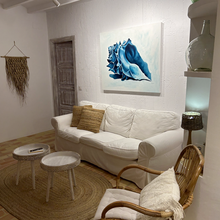 salon con cuadro de caracola azul