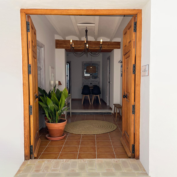 porton de madera con macetero abierto dando a recibidor y salón