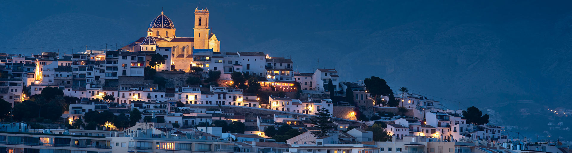 altea iluminada en la noche