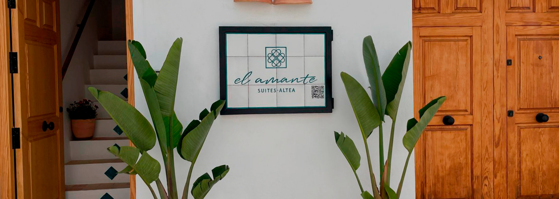 letrero del amante cerámico entre plantas