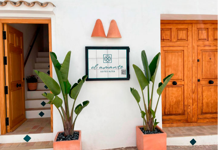 entrada a el amante con dos plantas y puertas rústicas