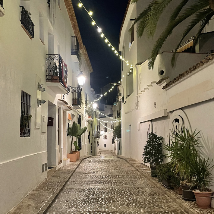 calle nocturna iluminada