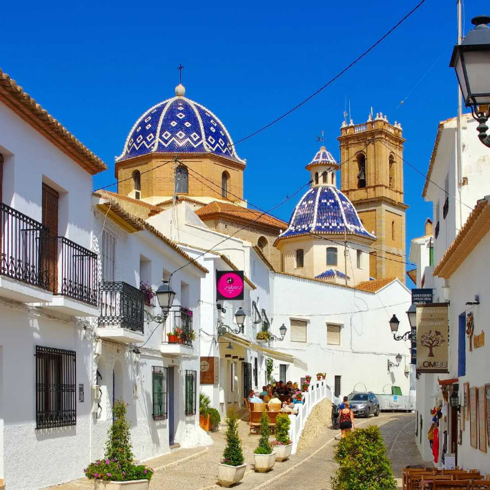 calles de altea con iglesia en el fondo