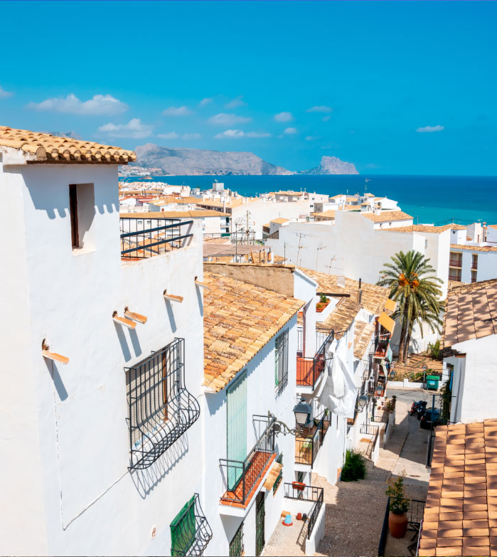 casas de altea con playa de fondo