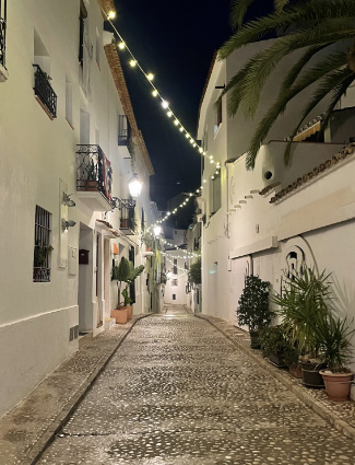 calle de noche con luces