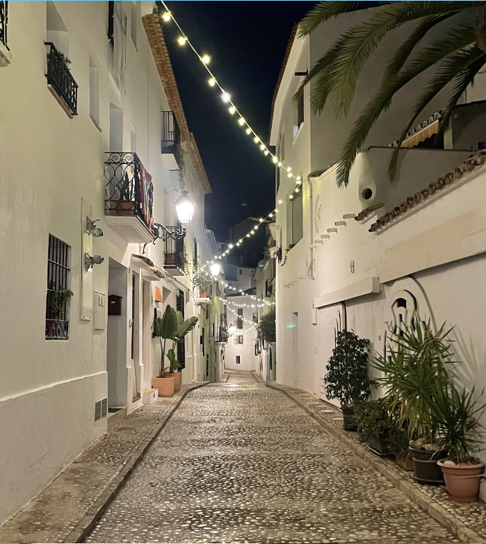 calle de altea iluminada en la noche