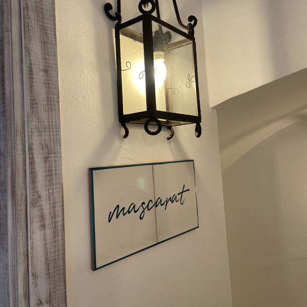 farolillo alumbrando cartel de mascarat