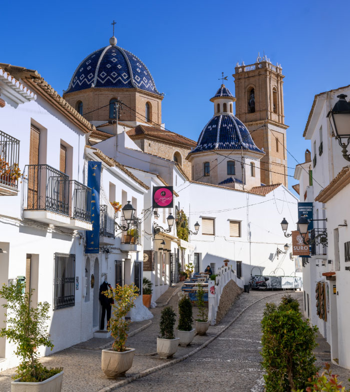 calles de altea con iglesia de fondo