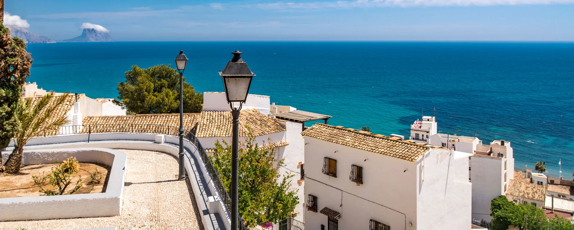 playa de altea tras casas típicas, farola y parque